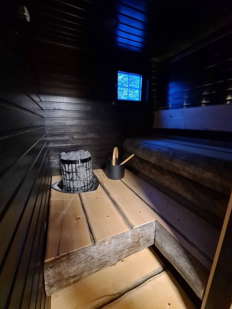 Tavallinen suomalainen sauna. Saunakokemuksen parantaminen onnistuu moderneilla antureilla.